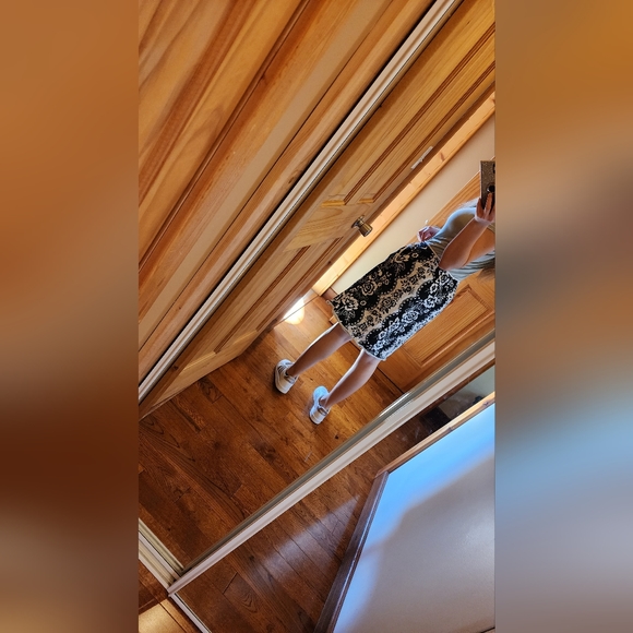 ℰ𝓋ℯ𝓇𝒹𝒶𝓎 𝒞𝒶𝓈𝓊𝒶𝓁, ℬ𝓁𝒶𝒸𝓀 & 𝒲𝒽𝒾𝓉ℯ, ℱ𝓁ℴ𝓇𝒶𝓁 𝒮𝓀𝒾𝓇𝓉 - Picture 2 of 4